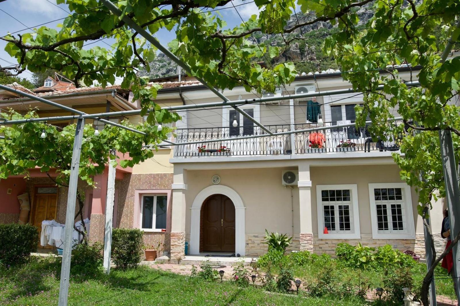 Garden Villa Guni Kruje Exterior photo